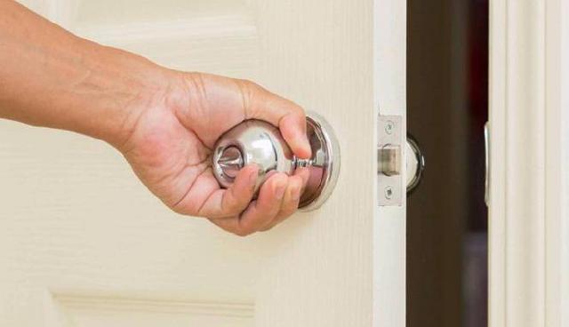 Anjuran Rasulullah Menutup Pintu Saat Magrib