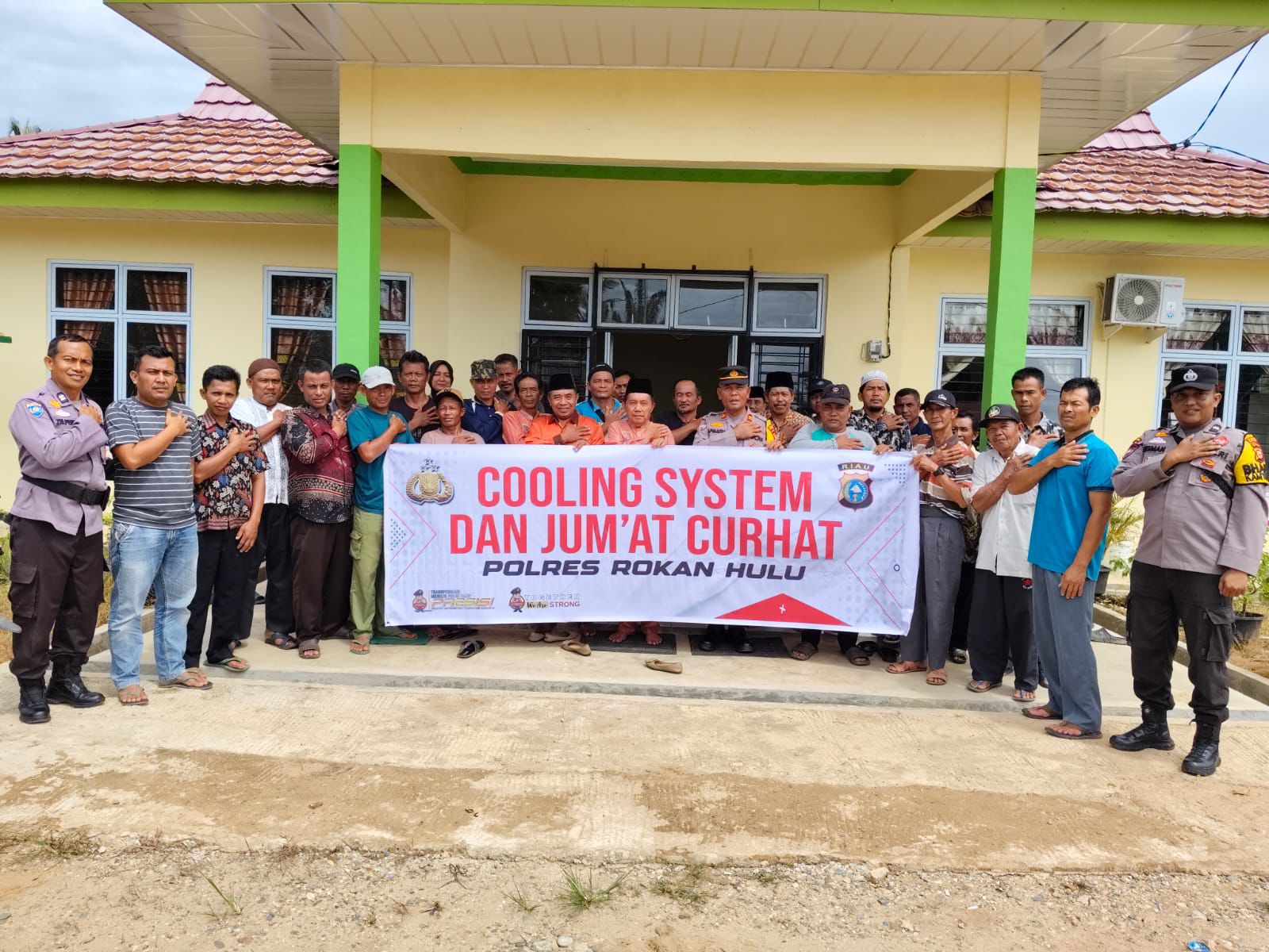 Polres Rokan Hulu Gelar Jumat Curhat dan Cooling System di Desa Rambah Utama