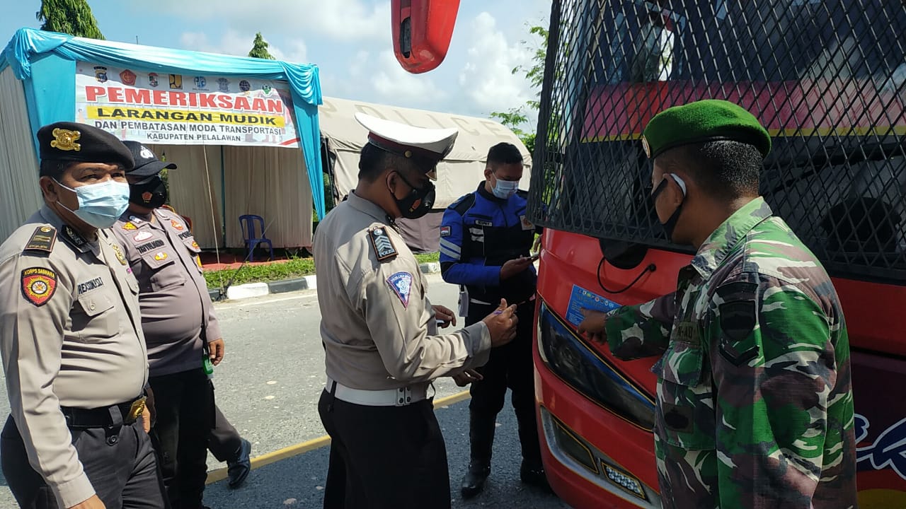 Polsek Pangkalan Kerinci Kembali Gelar Pemasangan Stiker Terhadap Kendaraan Mudik