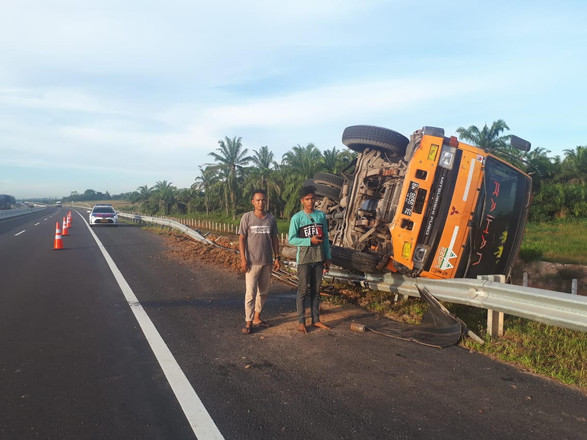 Truk Muatan Sawit Hantam Median Jalan Tol Permai