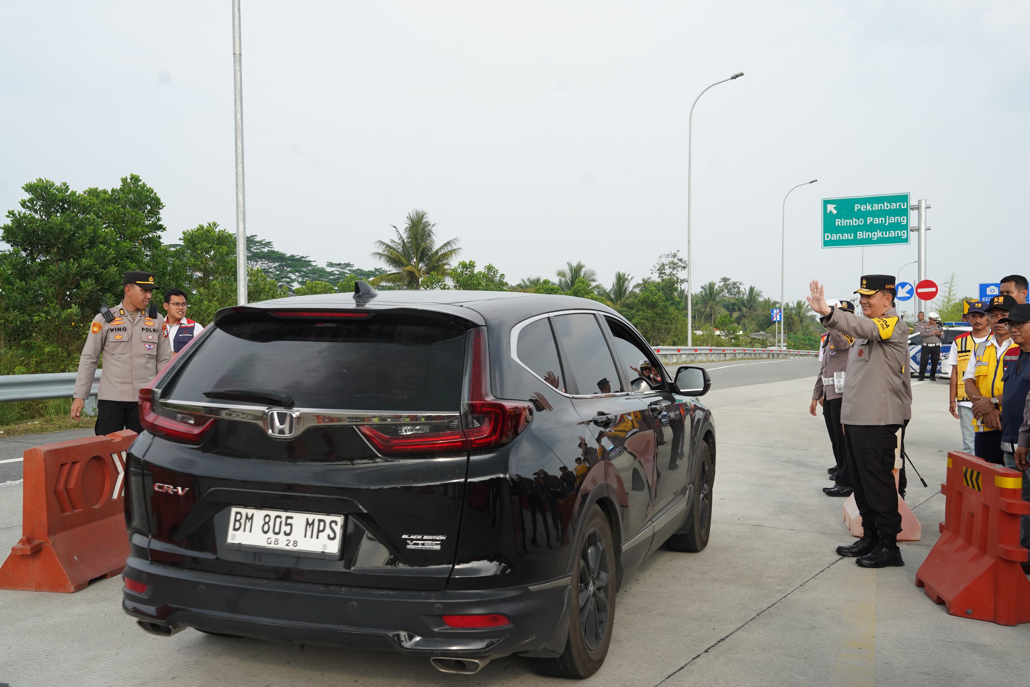 Kapolda Riau Turun Langsung Atur Lalu Lintas Mudik di Tol Sungai Pinang Kampar
