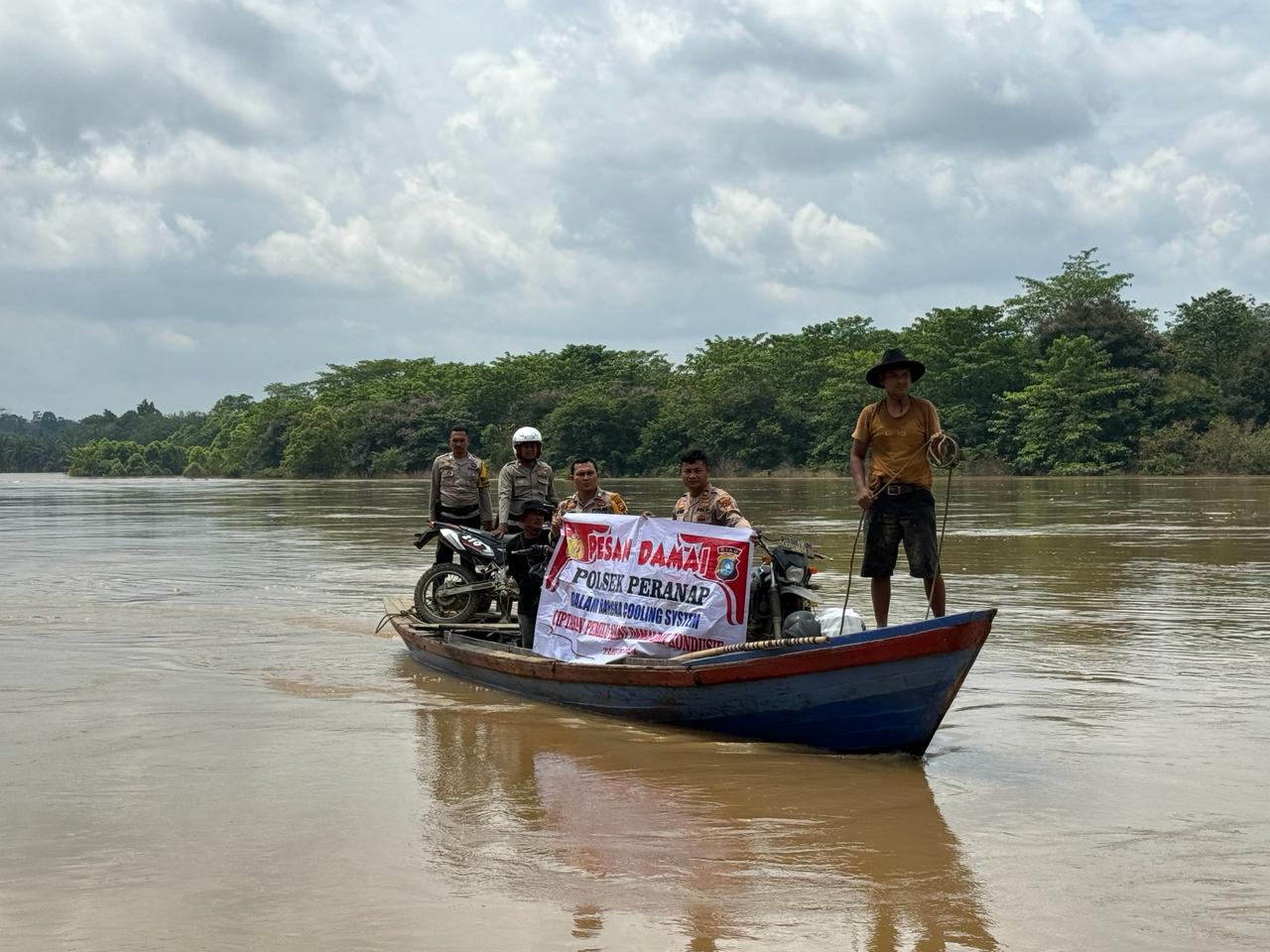 Naik Sampan, Polsek Peranap Bawa Pesan Pemilu Damai di Desa Pematang