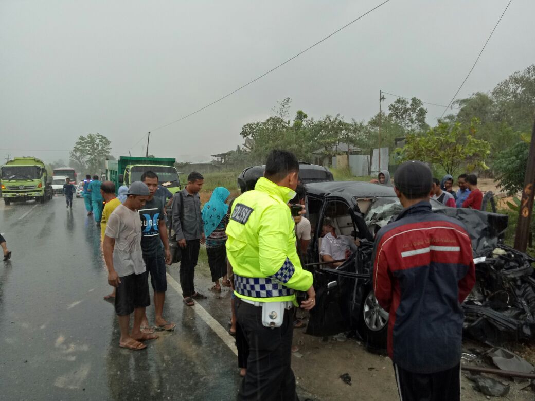 Kecelakan Hilux dan Avanza di Jalan Siak II, Tiga Orang Tewas