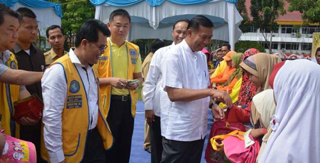 Gandeng Lions Club, TP PKK Kota Pekanbaru Santuni Petugas Kebersihan