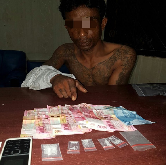 Pria Bertato di Pekanbaru ini Tak Berkutik Dibekuk Polisi, Empat Paket Sabu Diamankan