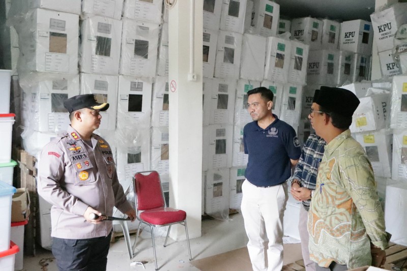 Kapolres Siak Pastikan Kesiapan Pengamanan Logistik Pilkada 2024 di Gudang KPU