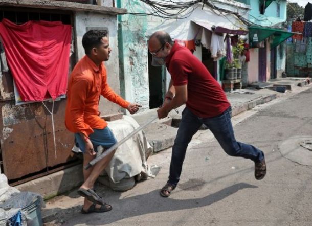 Keluar Rumah, Warga Dihantam Pentungan hingga Jongkok Sambil Pegang Telinga