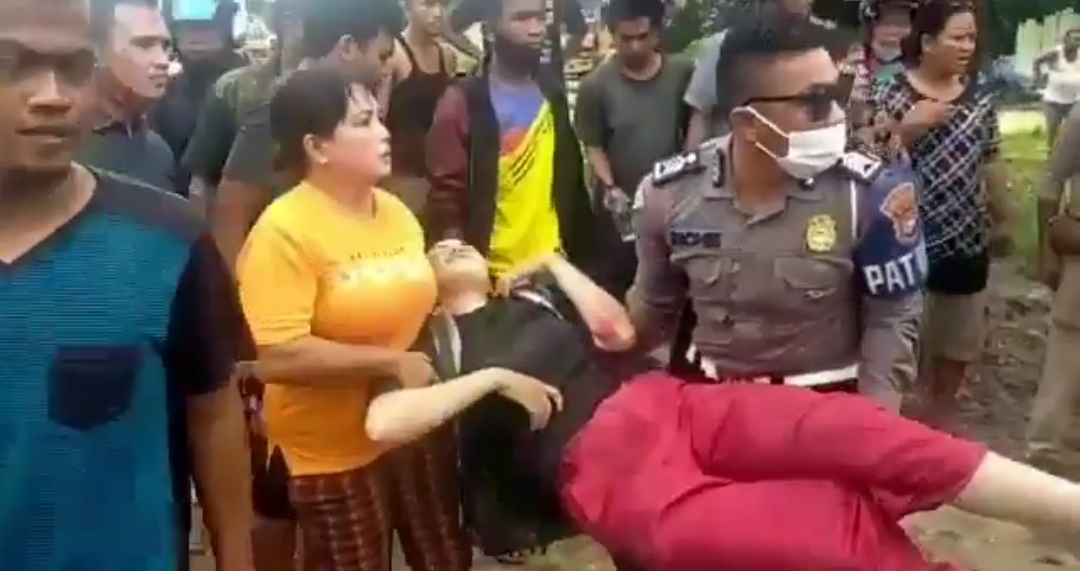 Pengendara Terjatuh Usai Terbentur Ban Serap Mobil yang Menggelinding