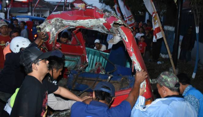 Truk Alat Berat Hantam 10 Mobil, 4 Tewas dan 11 Luka-luka