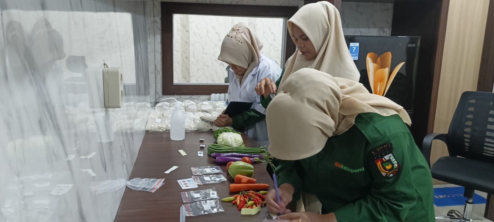 Cek Zat Berbahaya, Disketapang Uji Bahan Pangan Dari Pasar Tradisional