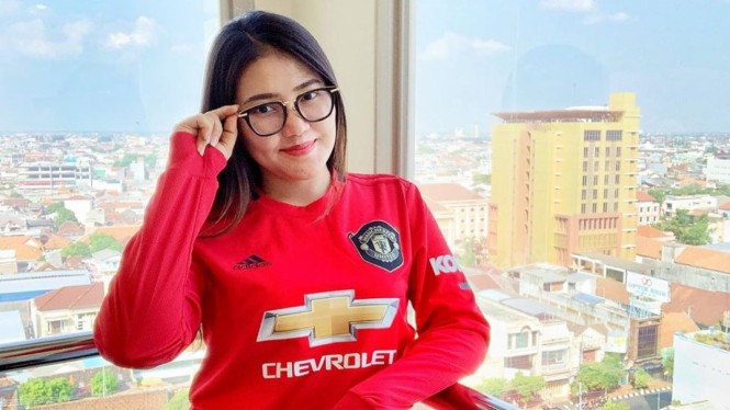 Sabtu Pagi Dimanjakan Foto Polos Via Vallen dengan Daster Batik