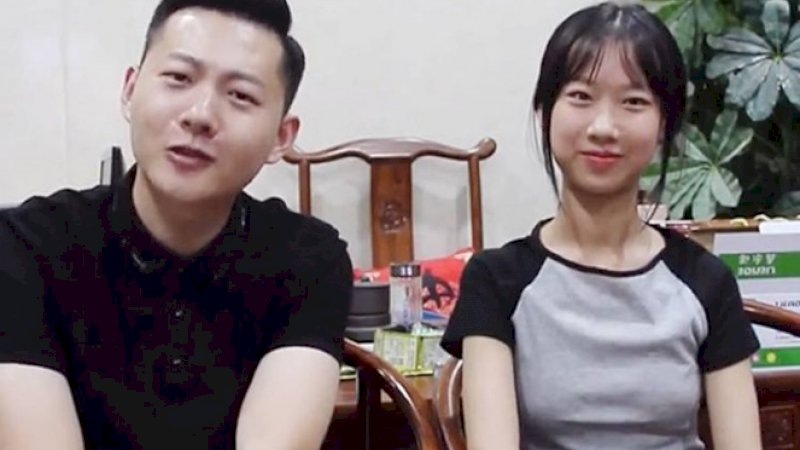 Padahal Usianya Sudah Puluhan Tahun, Saking Kelihatan Muda Bapak Ini Dikira Pacar Anaknya