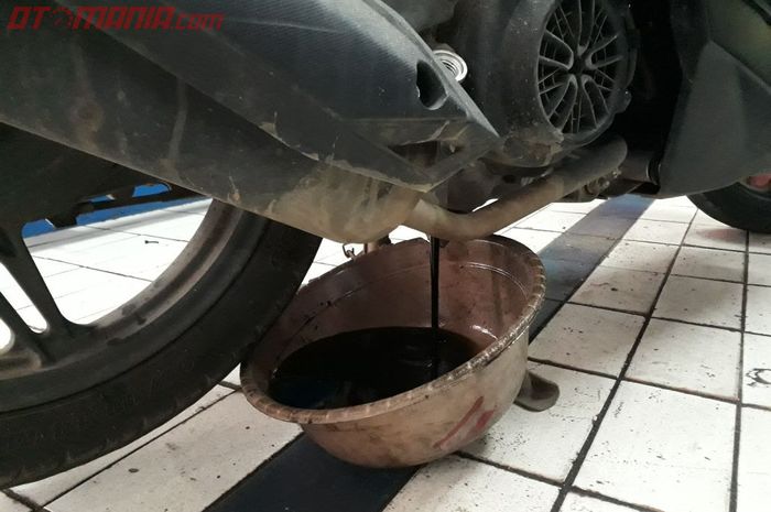 Kira-kira Perlukah Ganti Oli Kalau Motor Lama Nganggur?