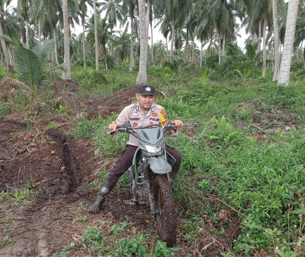 Demi Pemilu Damai, Personel Polres Inhil Terabas Jalan Lumpur