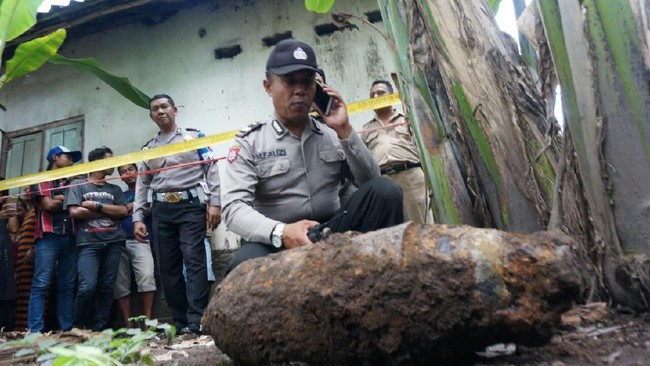 Gali Lubang untuk Kotoran Sapi, Warga Ini Temukan Mortir Yang Diduga Peninggalan Perang Belanda