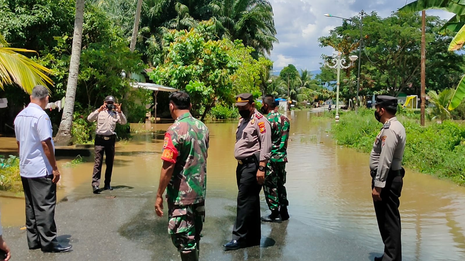 Sungai di Rokan Hulu Meluap, Jalan Permukiman Warga Tergenang Air 30 Cm