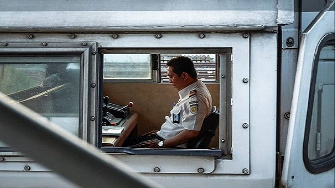 Foto Masinis Salat Sambil Duduk di Lokomotif Ini Tuai Pujian