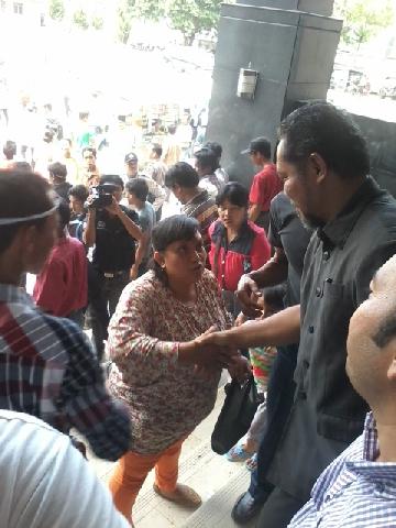 Massa Bubar Setelah Menyalami Ketua DPRD Kota Pekanbaru