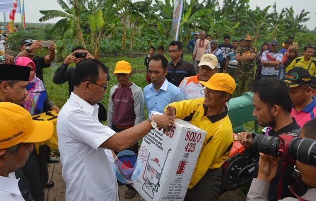Pemkab Rohil Berikan Bantuan Kepada Petani Perkebunan