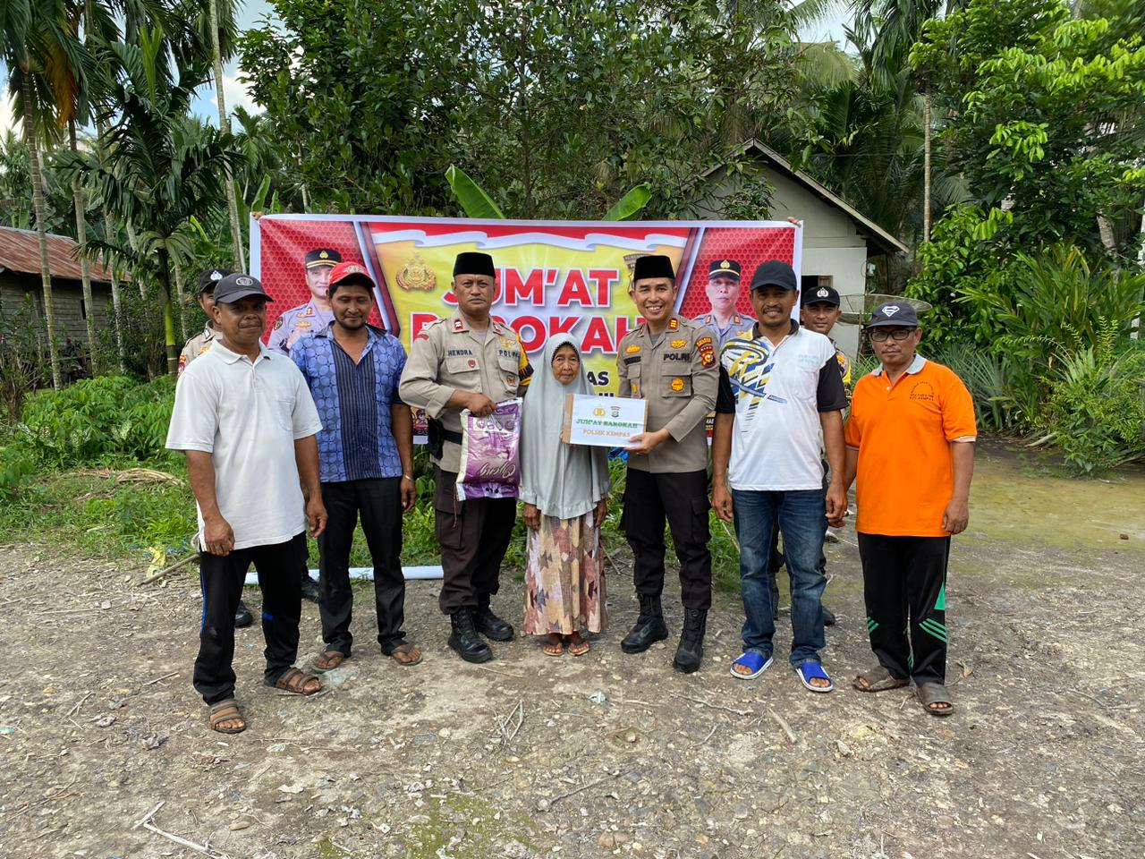 Jumat Barokah, Kapolsek Kempas Rutin Berbagi Sembako kepada Warga