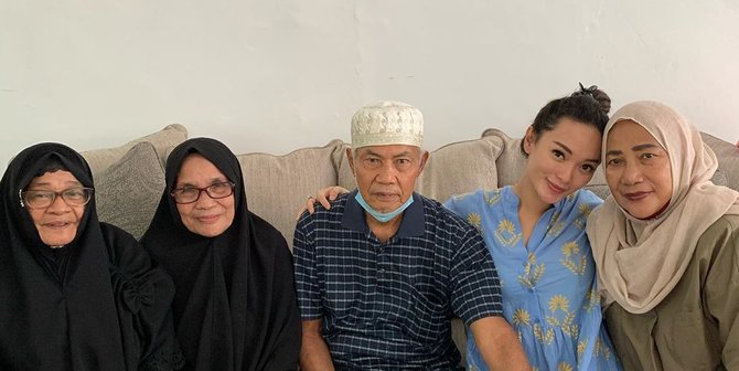 Potret Zaskia Gotik Perdana Ketemu Ayah Sirajuddin, Tangan Mertua jadi Pembicaraan