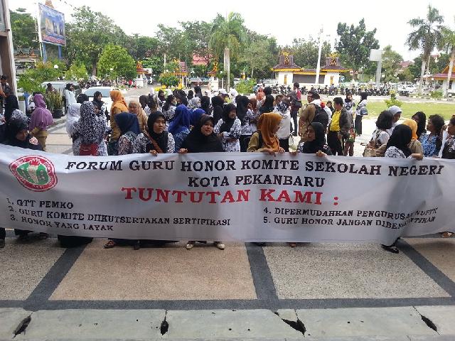 Datangi Gedung DPRD, Puluhan Guru Komite Minta Diperjuangkan jadi GTT