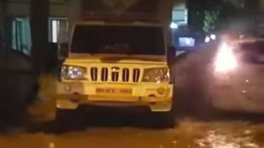 Detik-detik Mobil SUV Terpental Gara-gara Air Bocor