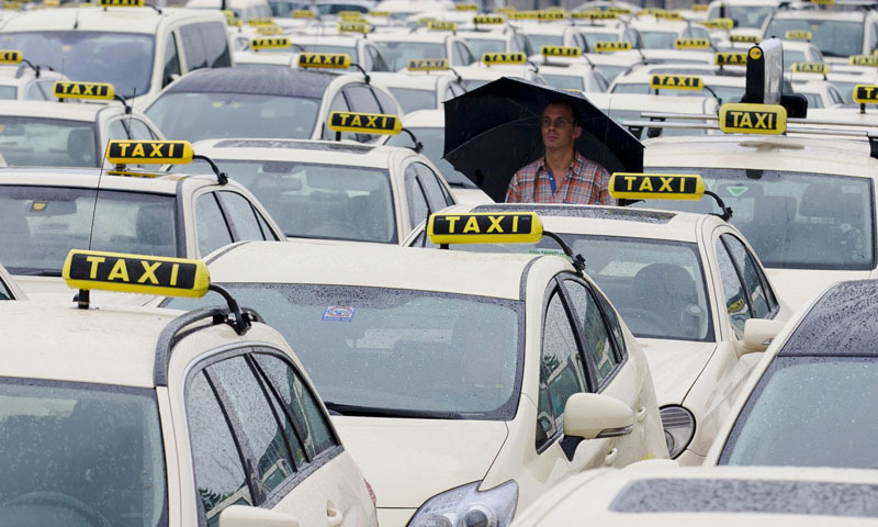 Tarif Taksi Online Batal Diatur, Pengemudi dan Pengguna Malah Rugi?