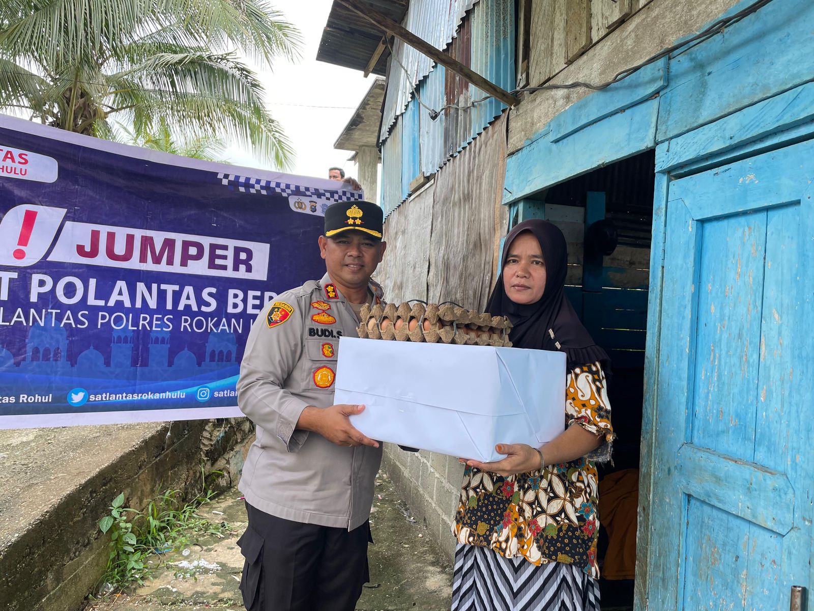 Polres Rokan Hulu Bagikan Nasi Kotak dan Sembako, Kapolres Tekankan Pentingnya Pilkada Damai