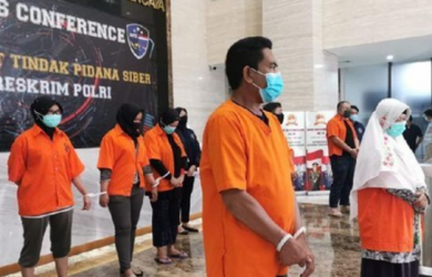 Tokoh KAMI Diborgol Pakai Baju Oranye