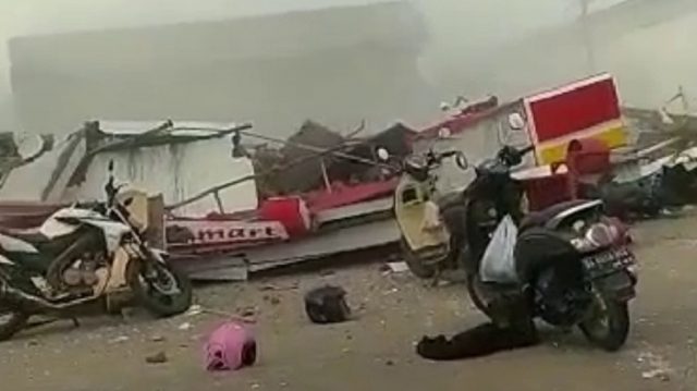 Kesaksian Pengendara Lihat Bangunan Alfamart Roboh, Hitungan Detik Rata dengan Tanah