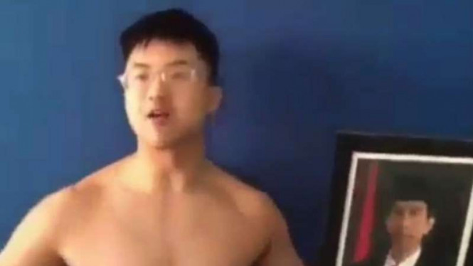 Polisi Cokok Pria Telanjang Dada yang Ancam Bunuh Jokowi