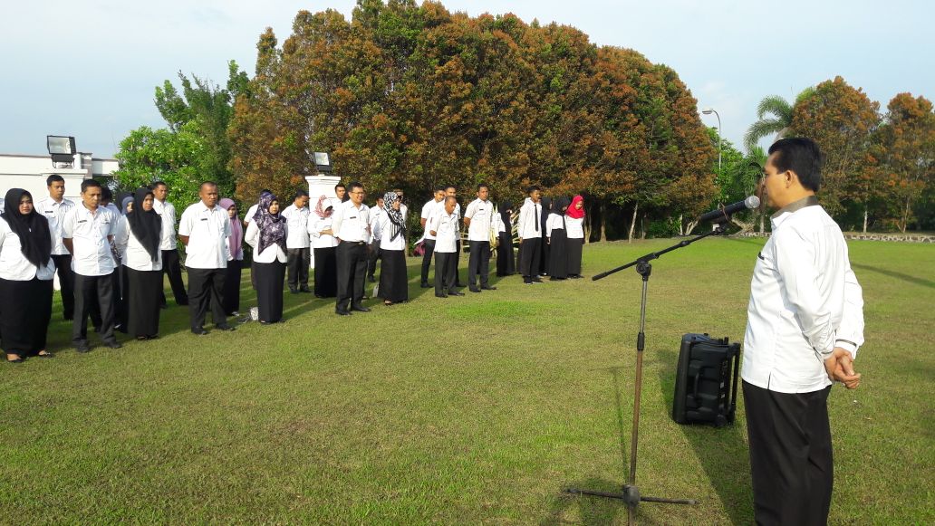 Hari Pertama Bertugas Sebagai Sekda Dianto Mampanini Pimpin Apel Pagi