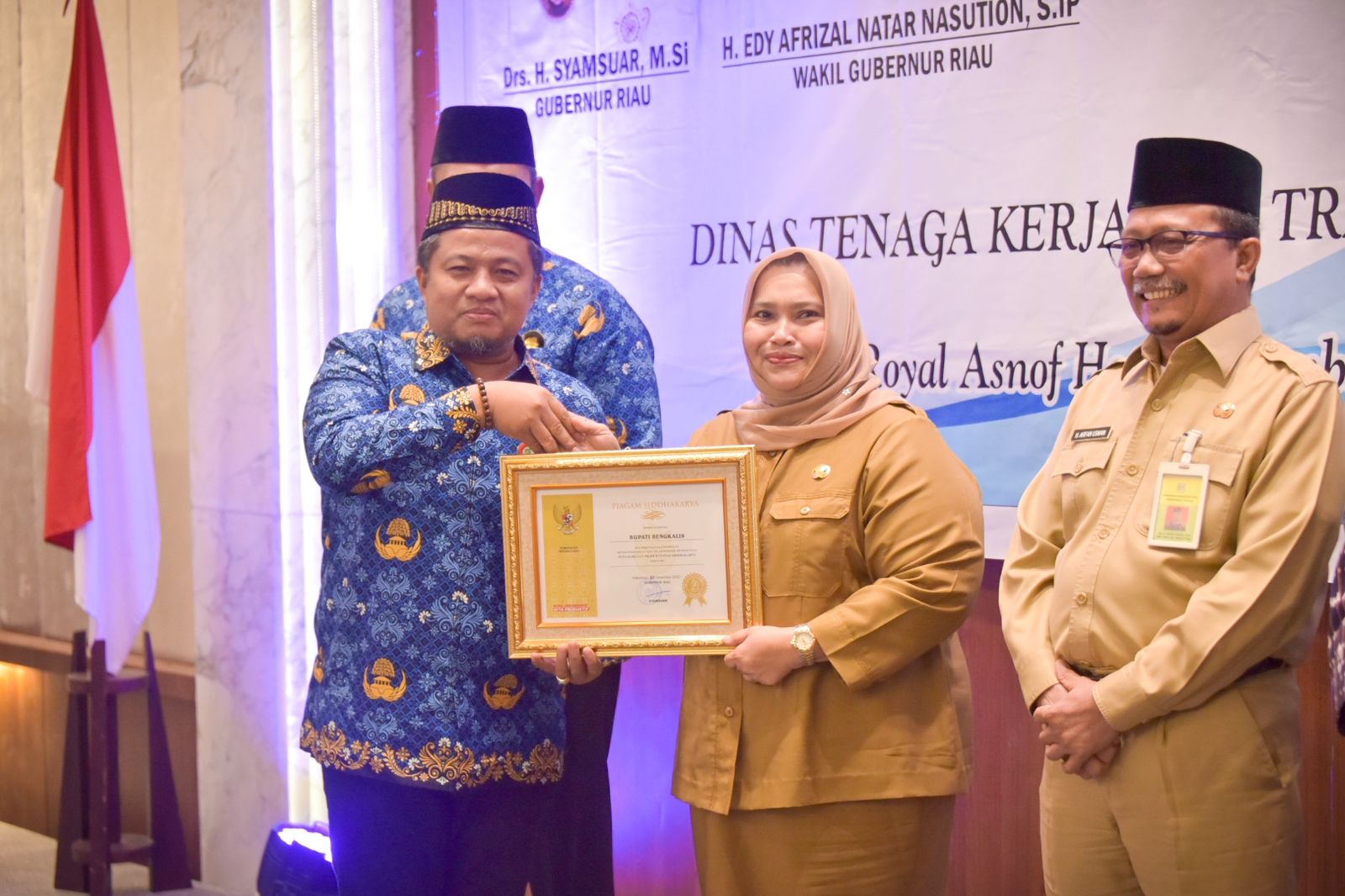 Bupati Bengkalis Terima Piagam dan Lencana Produktivitas Siddhakarya Tahun 2022