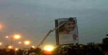 Jokowi Minta Tanggul Steril dari Papan Reklame