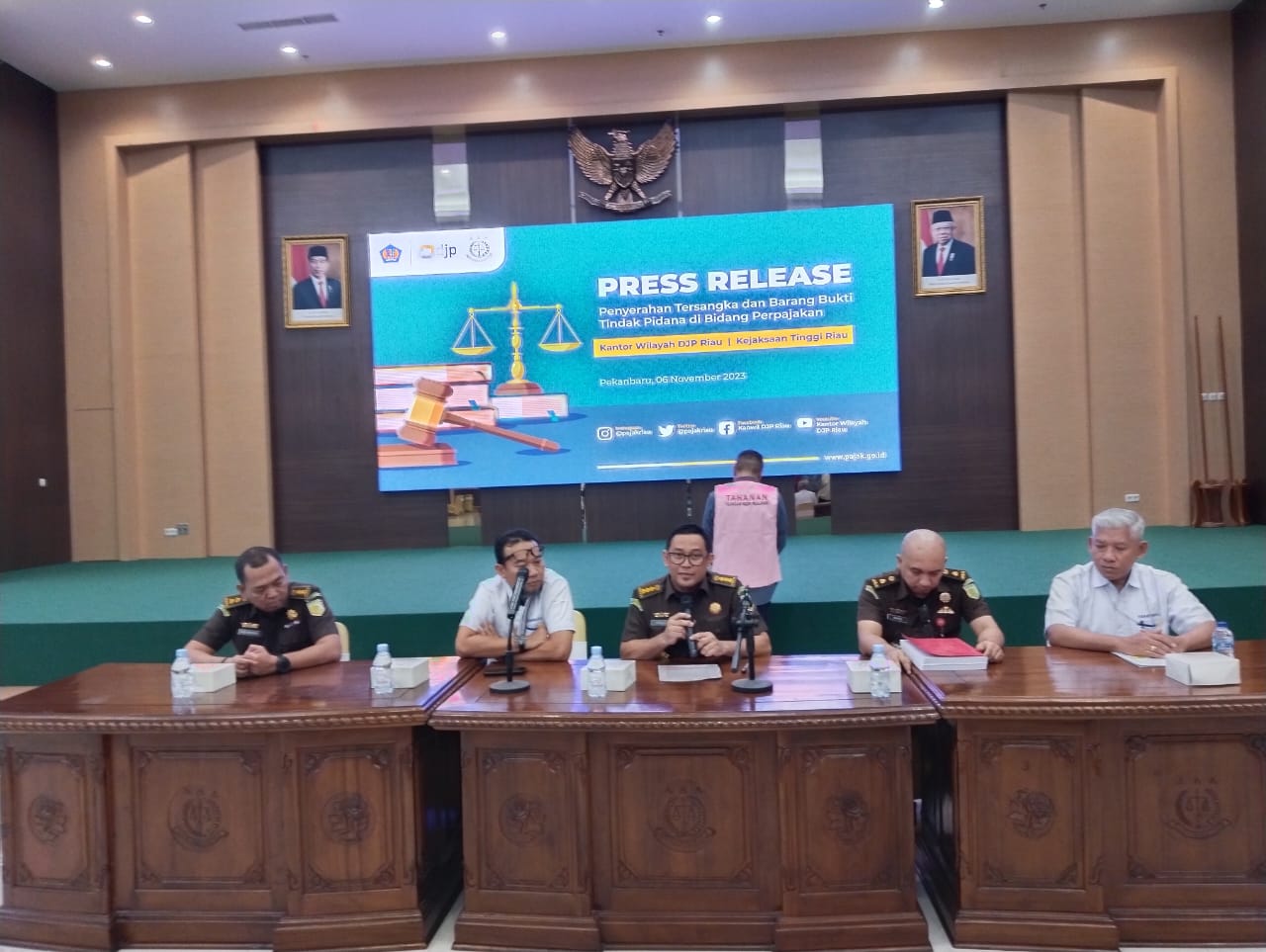 Penyidik Pidsus Kejati Riau Terima Penyerahan Tersangka dan Barang Bukti Kasus Perpajakan CV Putra Mulia Sawit