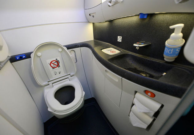 Tahu Nggak, Ini Rahasia Toilet Pesawat