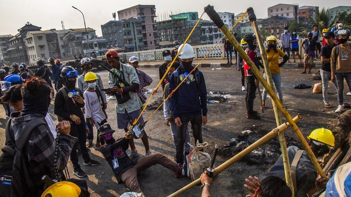 Serangan Sampah ke Junta Myanmar ala Demonstran