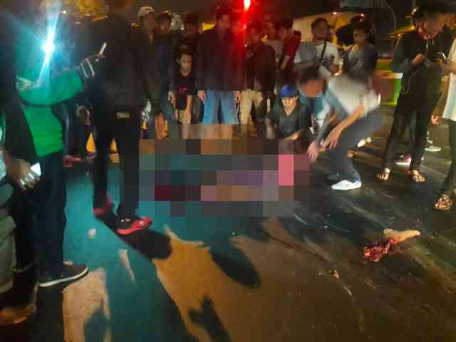 Video Pemotor Dilindas Truk Tronton, Kakinya Terputus