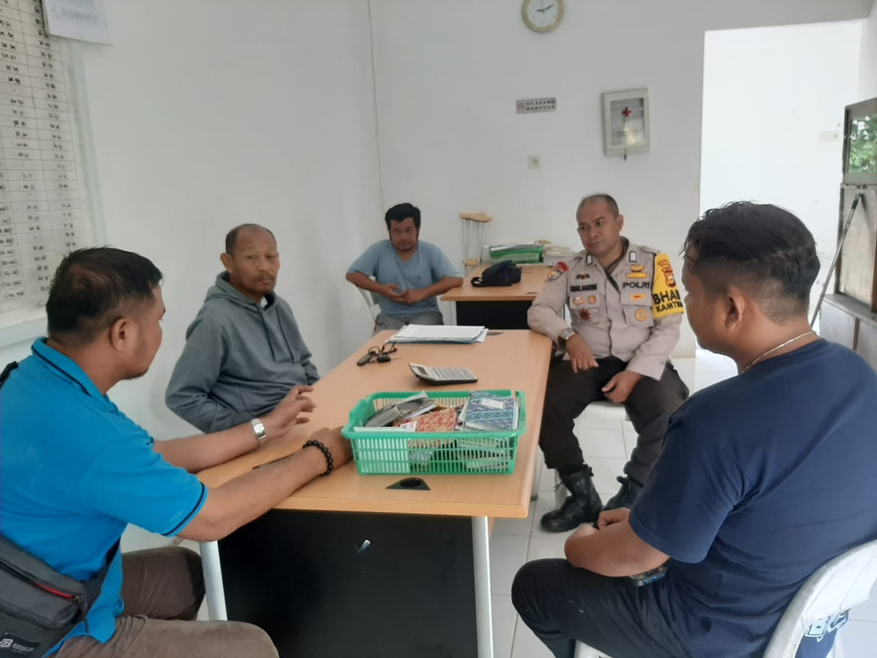 Temui Warga, Bhabinkamtibmas Polsek Perhentian Raja Sampaikan Pemili Damai