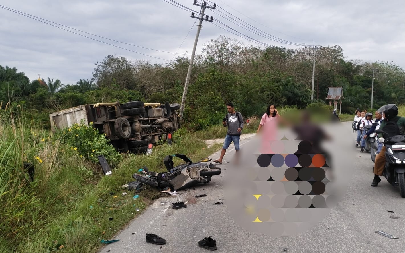 Hindari Jalan Ambles, Pelajar SMP di Gasib Siak Tewas Terlindas Mobil Dump Truck Muatan Sawit