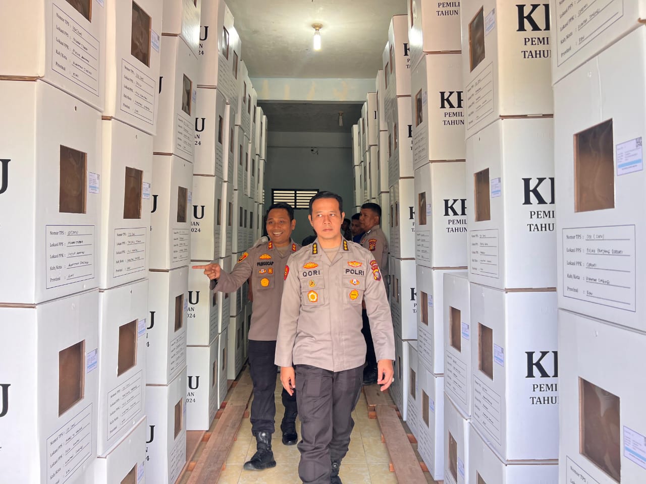 Kapolres Kuansing Dampingi Kabid Kum Polda Riau Tinjau Gudang Logistik KPU Kuansing Menjelang Pilkada 2024
