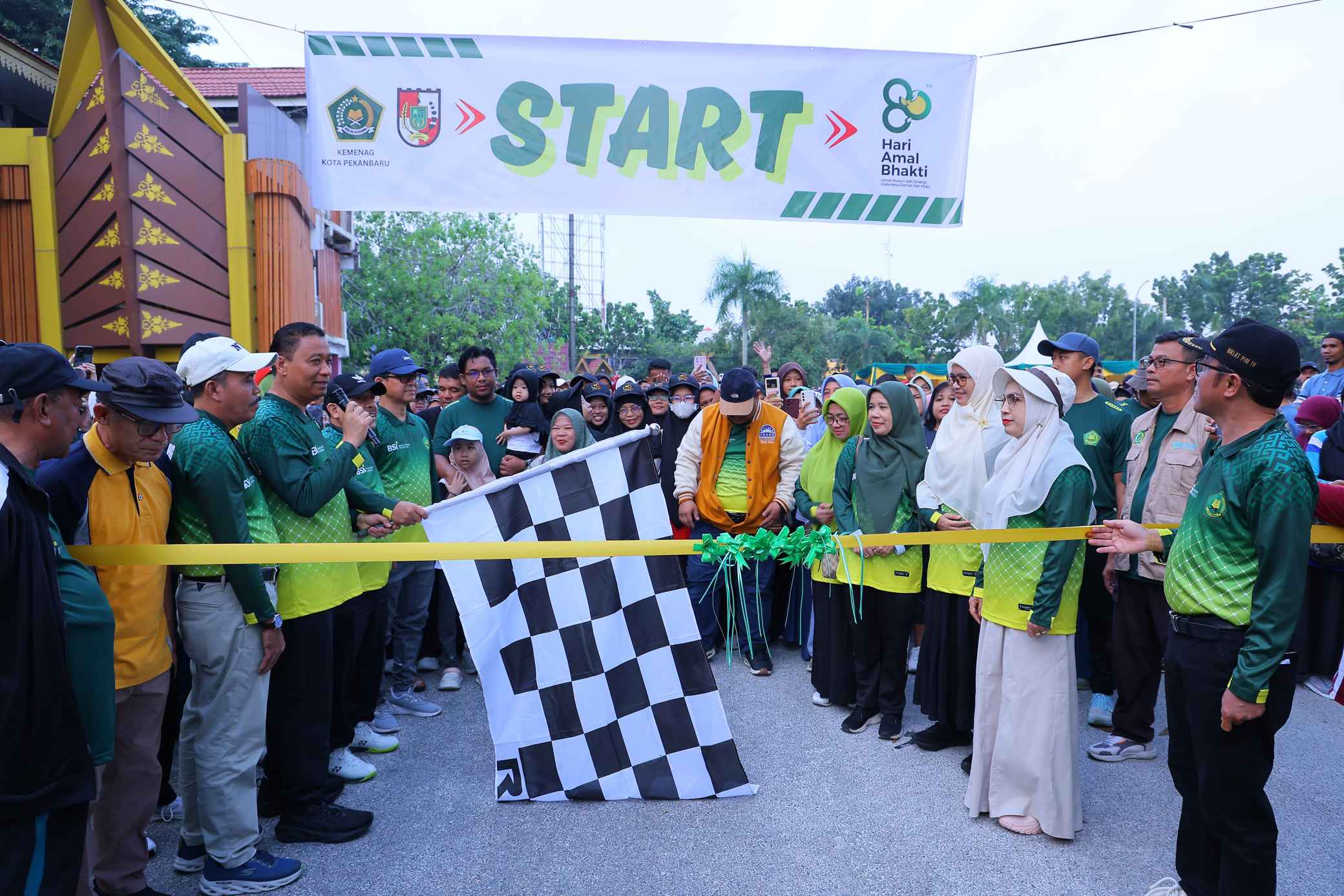 Bangun Kebersamaan dan Kerukunan, Wawako Pekanbaru Lepas Peserta Jalan Sehat HAB ke-80