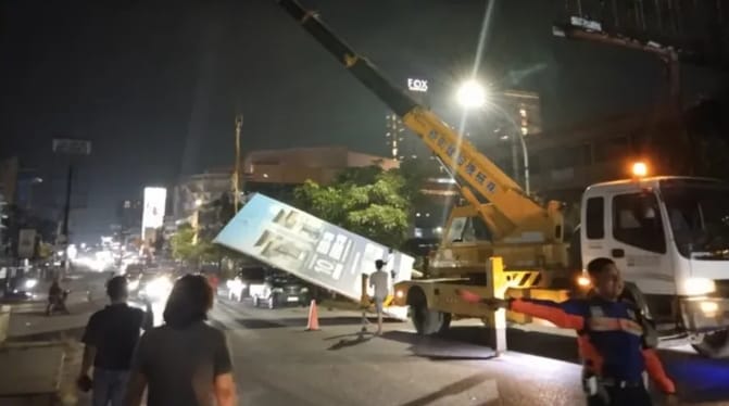 Tim Terpadu Pemko Pekanbaru Mulai Tertibkan Tiang Reklame di Jalan Riau