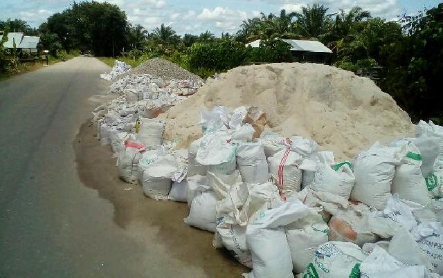Satpol PP Rohil Tertibkan Tumpukan Material Pembangunan Menara Sutet