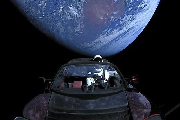 Mobil Listrik Roadster Tesla Jalan-Jalan di Antariksa