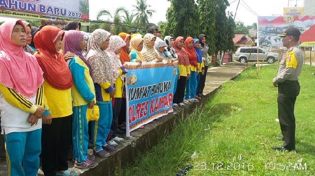 Polres Kampar Bagikan 50 Nasi Bungkus Kepada Pemulung dan Petugas Kebersihan