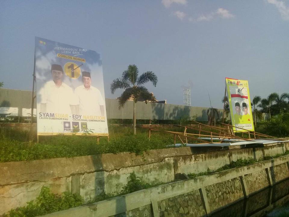 Diterpa Angin Kencang, APK Calon Gubernur Riau nomor 2 dan 3 Tumbang, Warga Sebut Tanda Alam