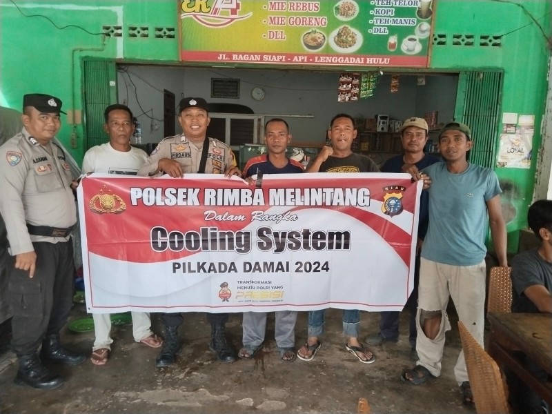 Bhabinkamtibmas Polsek Rimba Melintang Sambangi Warung Kopi, Ajak Warga Ciptakan Pilkada Damai di Rokan Hilir