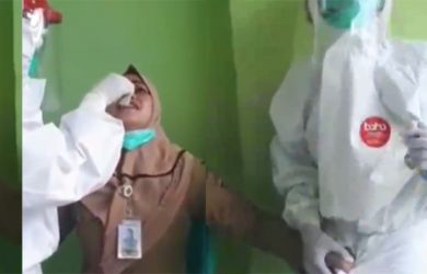 Video Wanita PNS Takut Saat Tes SWAB, Endingnya Malah Remas Kemaluan Petugas